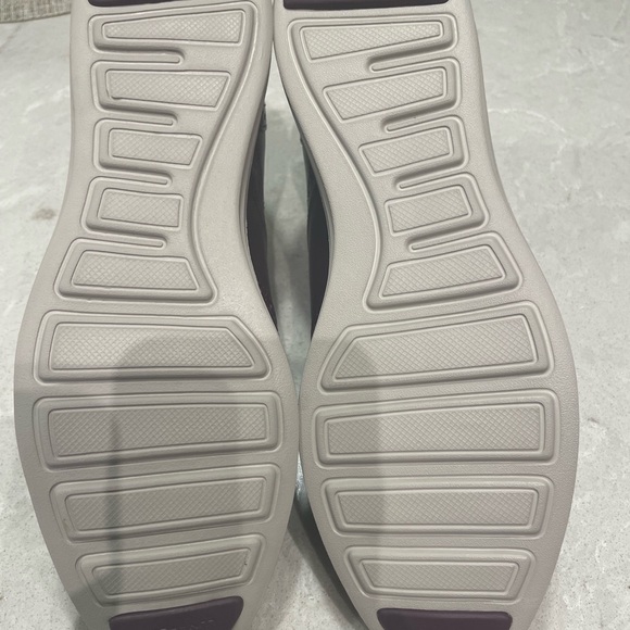 Cole Haan Women’s Lunargrand Shoe in Oxblood, Never Worn. - Picture 4 of 5